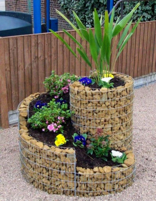 цветник улитка из габионов