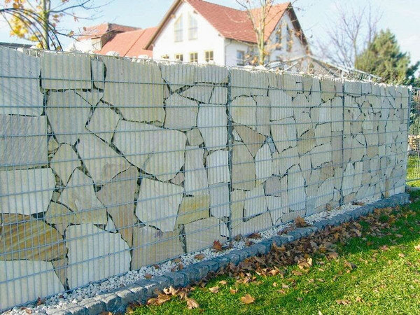 забор из габионов с большими камнями