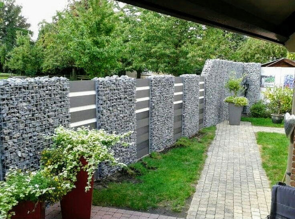 сад с забором из габионов