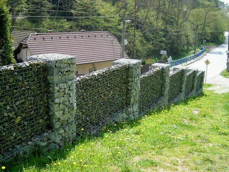 забор из габионов на холме