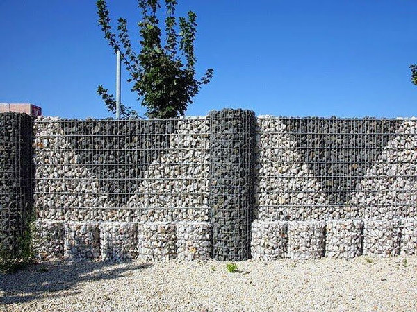 высокий габионный забор
