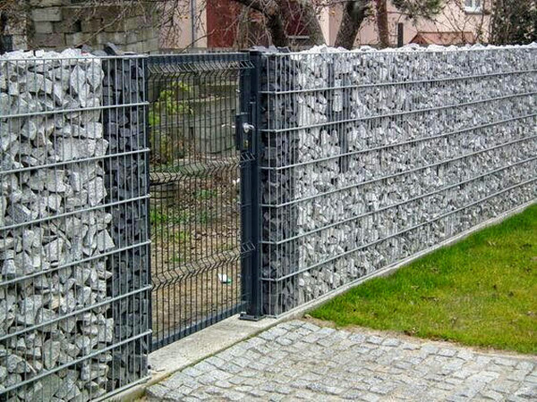 калитка с забором из габионов