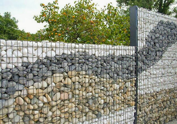 забор из габионов с разными камнями