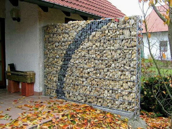 стена из габионов с разными камнями