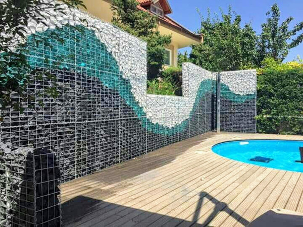 забор из габионов с разноцветными камнями и эрклезом