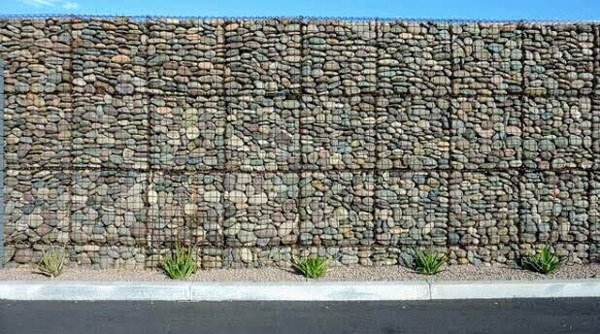 высокая сплошная стена из габионов