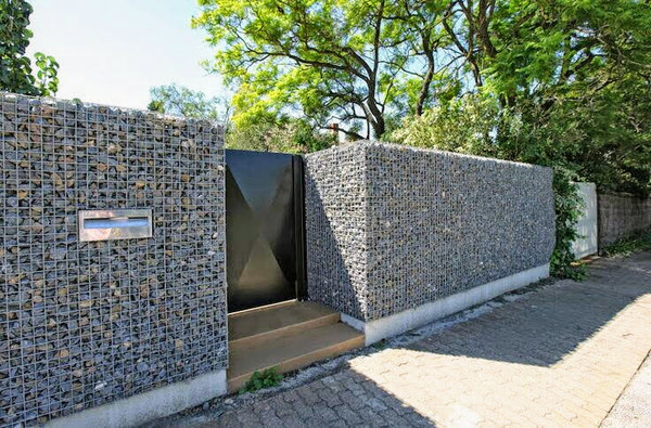 сплошной широкий забор из габионов