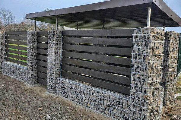 габионный забор с деревянными вставками