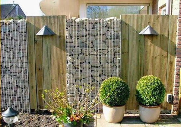 забор из габионов с термодревесиной в саду