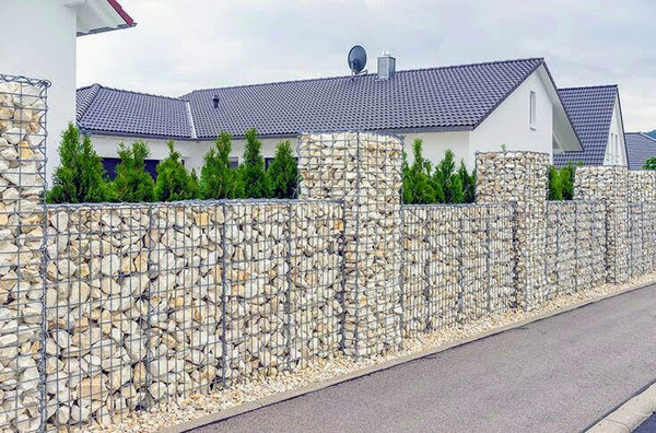 светлый забор из габионов