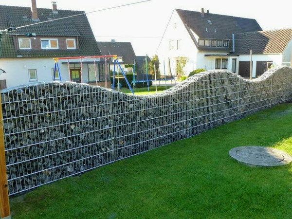 забор из габионов плавный