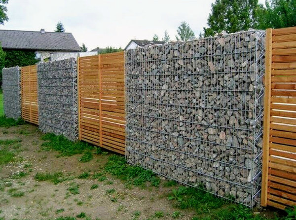 габионный забор с деревянными рейками