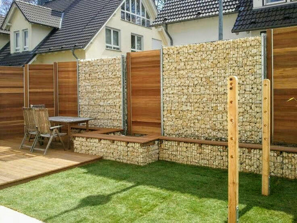 светлый забор из габионов и термодревесины