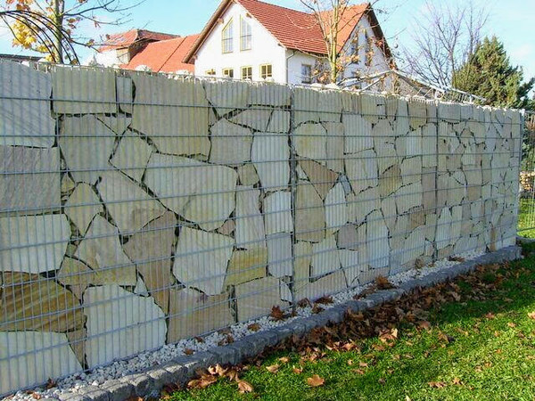 забор из габионов с большими камнями