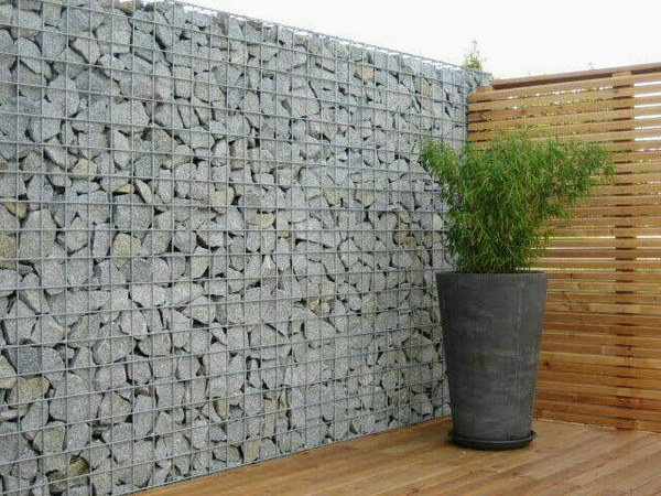 забор из габионов с вазой