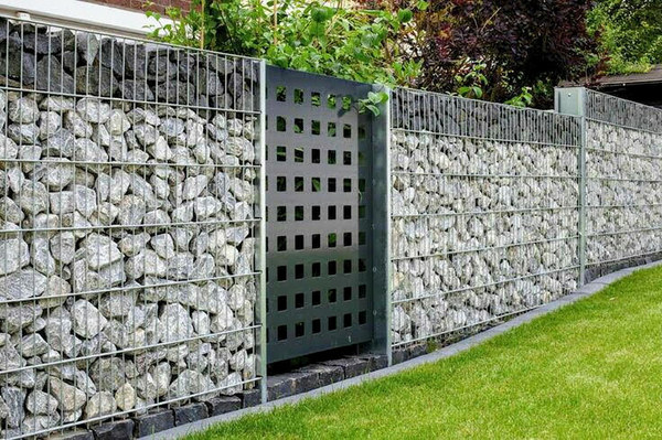 забор из габионов с калиткой