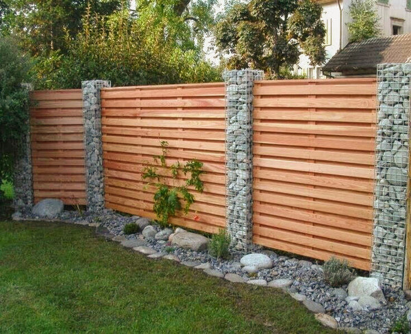 деревянный забор со столбами из габионов