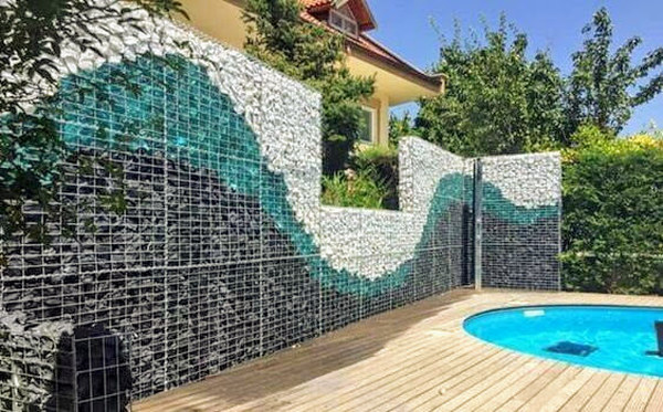 забор из габионов у бассейна
