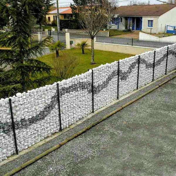 забор из габионов с разными камнями