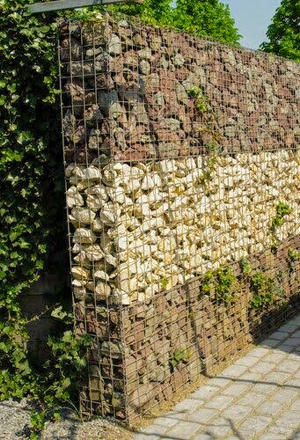 забор из габионов с разными камнями
