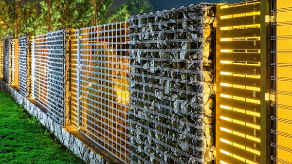 забор из габионов с подсветкой