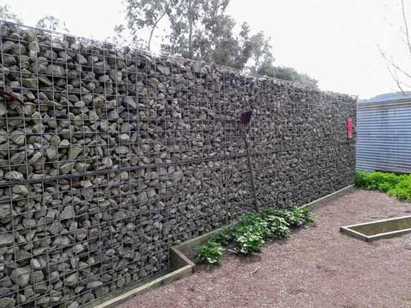 высокий забор из габионов