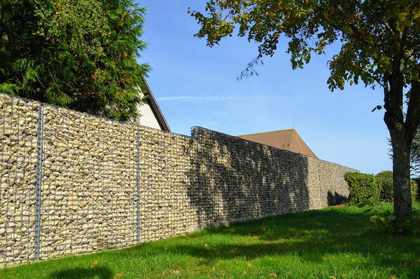 высокий забор из габионов