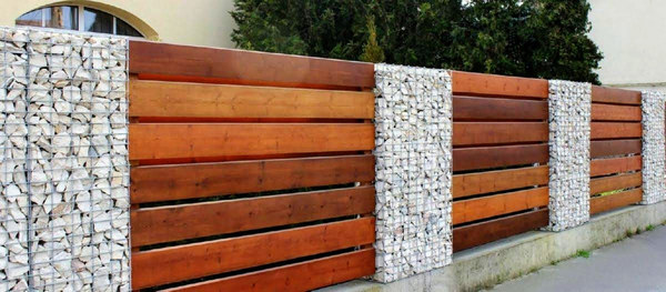 забор из дерева со столбами из габионов