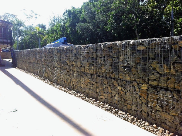 забор из габионов с камнями