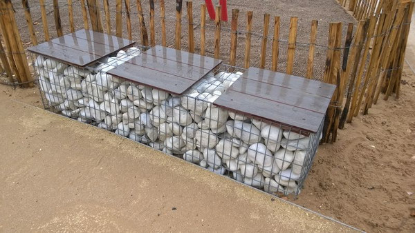 скамейка из габионов с белыми камнями