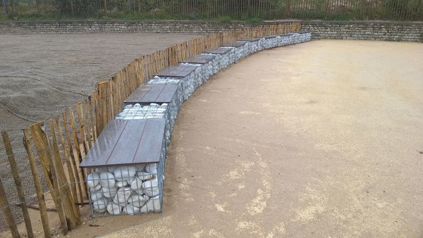 скамейки из габионов у пруда