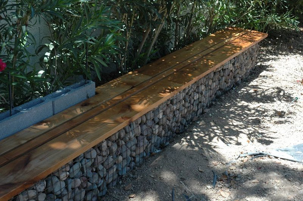 скамья из дерева и габионов