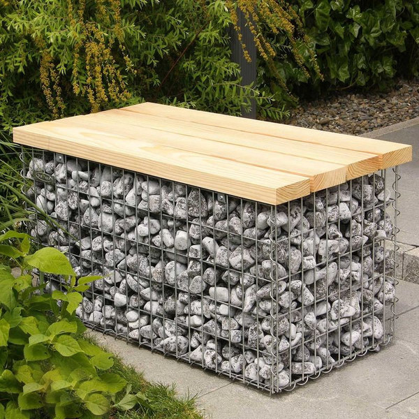 небольшая скамейка из дерева и габионов