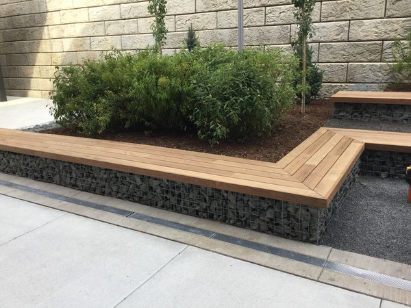 скамья из габионов в саду