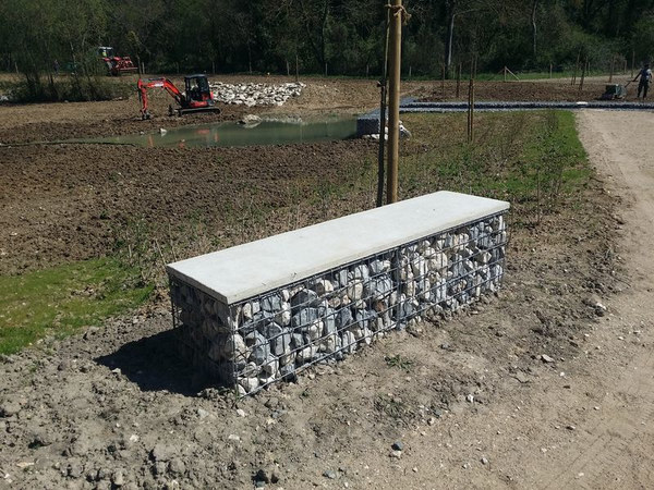 скамья из габионов