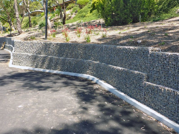 габионная стена у дороги